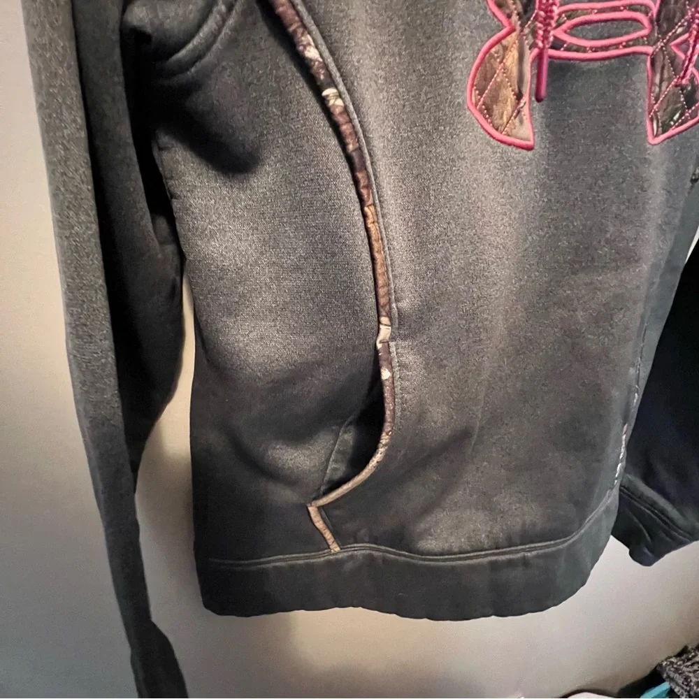 Kids Under Armour gray performance Hoodie with Pink Camo Logo youth size M hunt